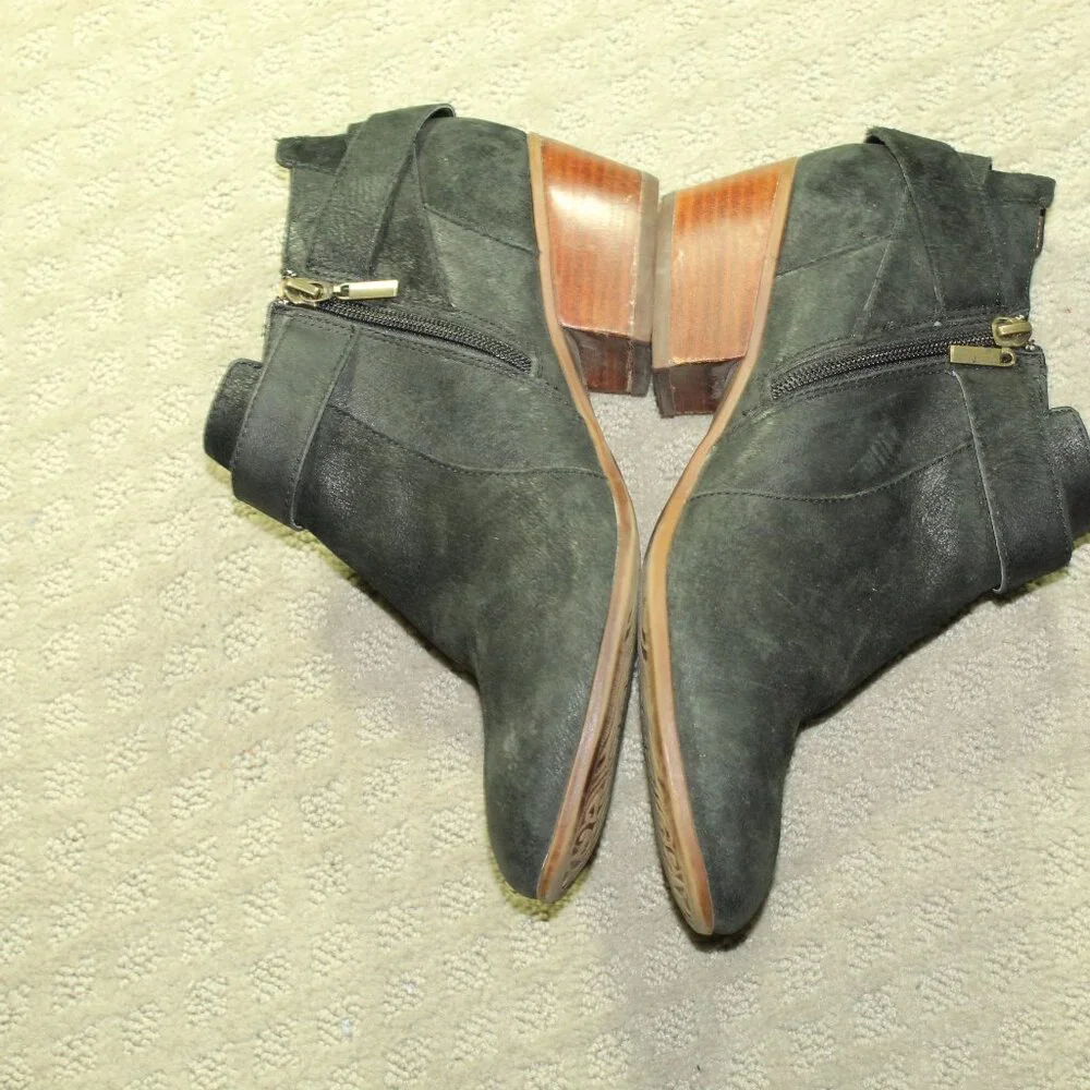 Clarks artisan suede